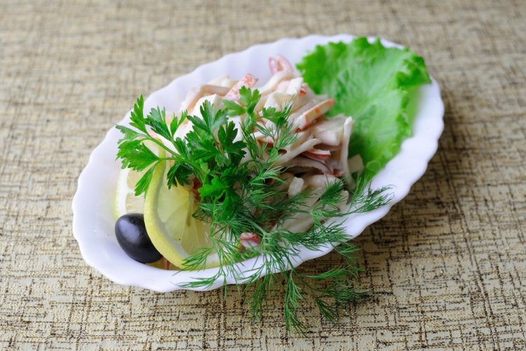 Ensalada de calamares y camarones