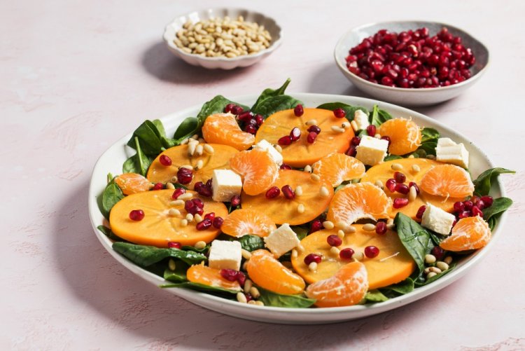 Ensalada de caqui, mandarinas y feta para Año Nuevo