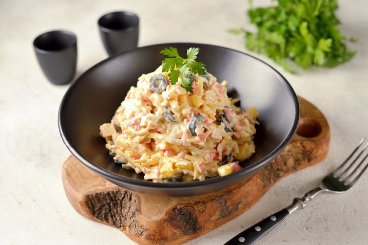 Ensalada de palitos de cangrejo y piña