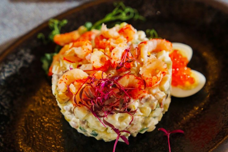 Ensalada de camarones y caviar rojo para Año Nuevo