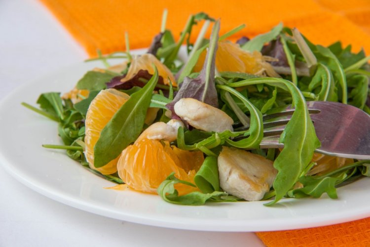 Ensalada de pollo, mandarinas y pepinos