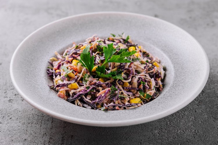 Ensalada de palitos de cangrejo y col morada