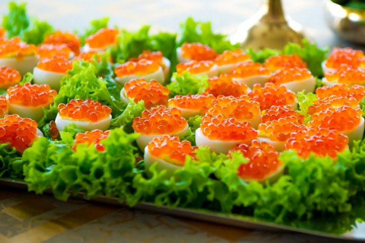 Canapés de huevos de codorniz y caviar rojo