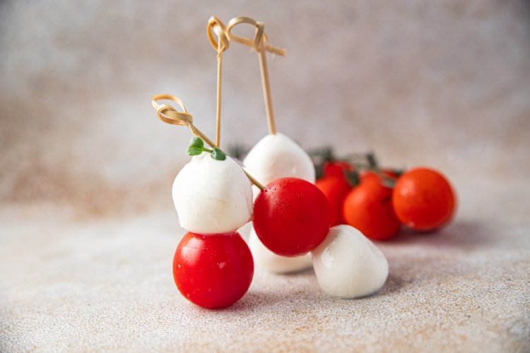 Canapés de mozzarella y tomates cherry