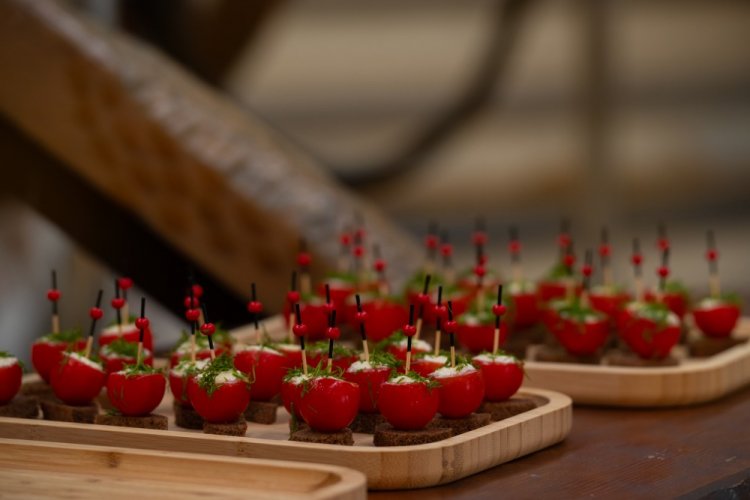 Canapés de tomates rellenos