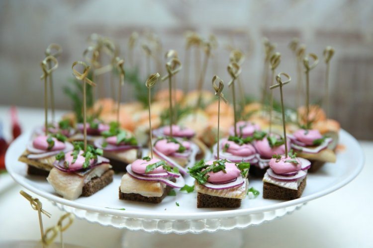 Canapés de arenque y kiwi