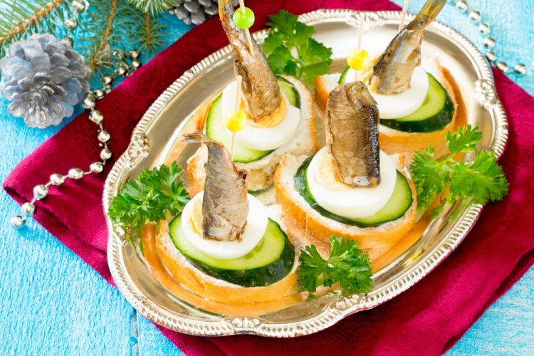 Canapés navideños de espadines, huevos y pepinos