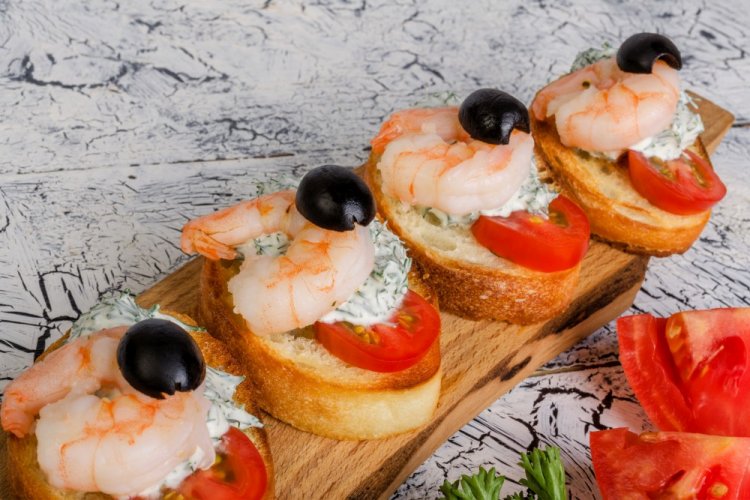 Canapés de camarones y tomates cherry