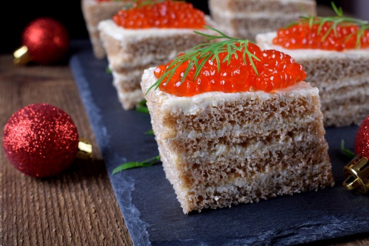Canapés de aguacate, pescado rojo y caviar