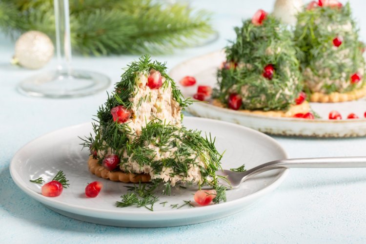 Canapés con crema de palitos de cangrejo sobre crackers