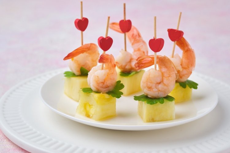Canapés de camarones y piña