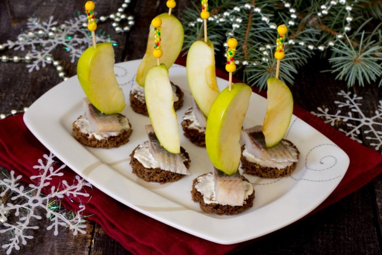 Canapés navideños de arenque y manzana