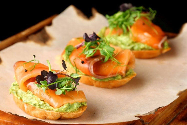 Canapés de aguacate y salmón