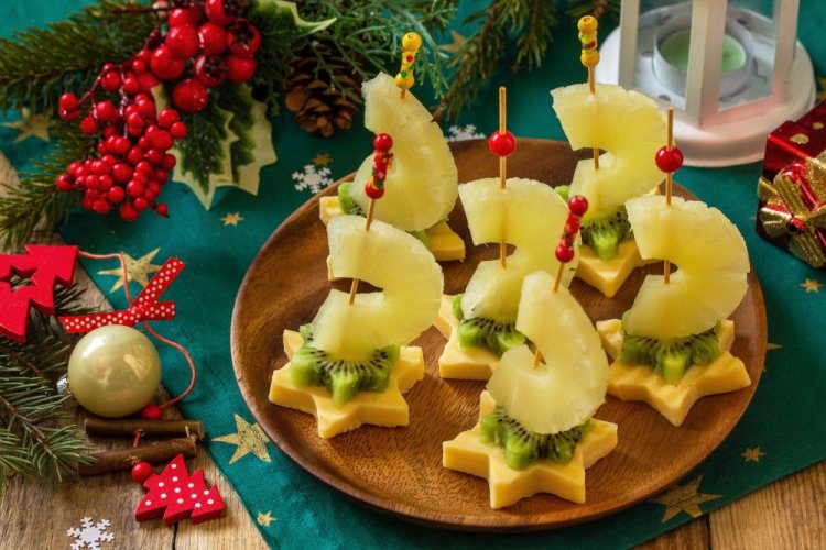 Canapés de queso y piña para Año Nuevo
