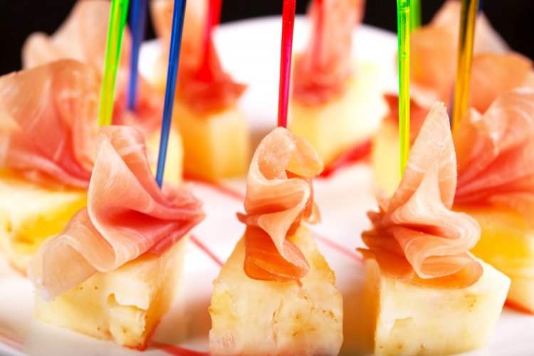 Canapés de piña y jamón