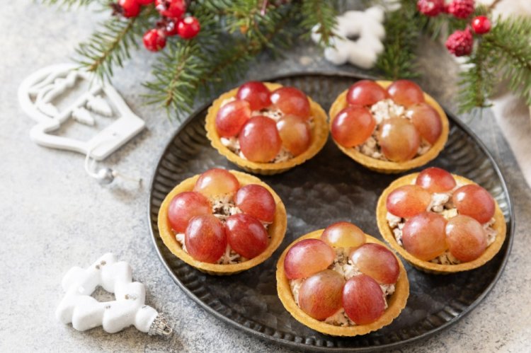Tartlets with Chicken and Grapes