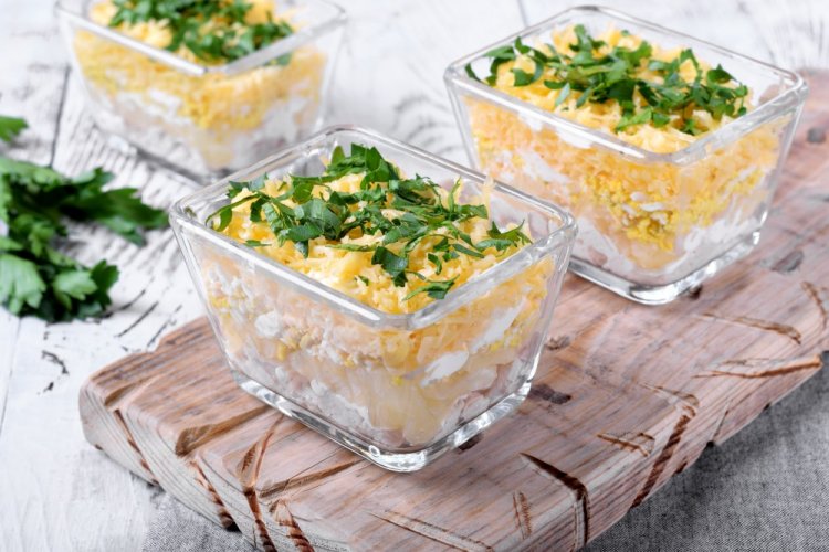 Ensalada en capas con pollo y piña