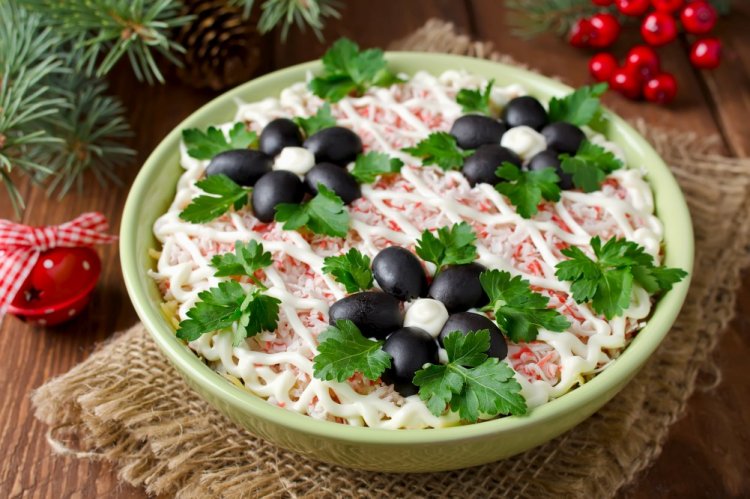 Ensalada en capas con palitos de cangrejo y pimiento morrón