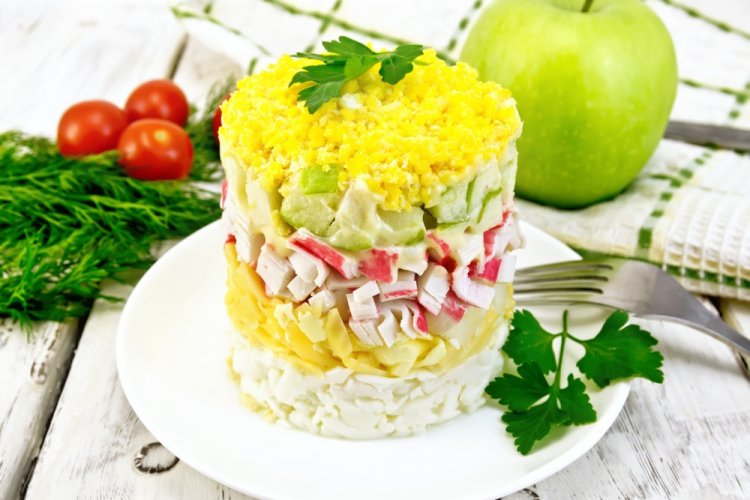 Ensalada en capas con palitos de cangrejo y manzanas