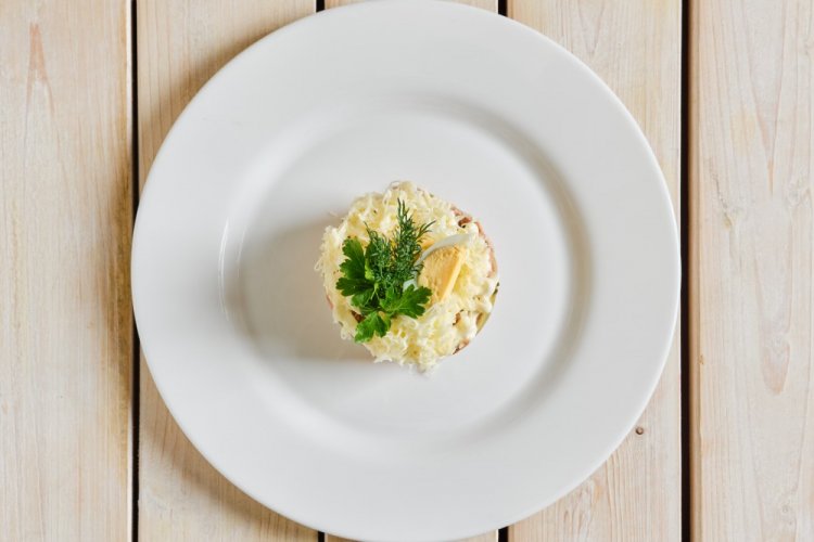 Ensalada en capas con jamón y pimiento morrón