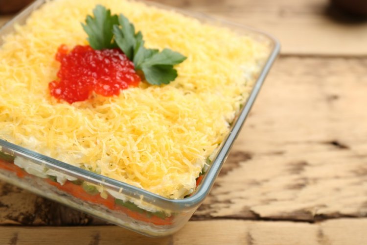 Ensalada en capas con salmón y caviar rojo