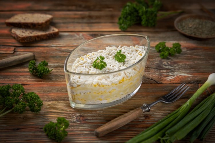 Ensalada en capas con manzanas y queso para Año Nuevo