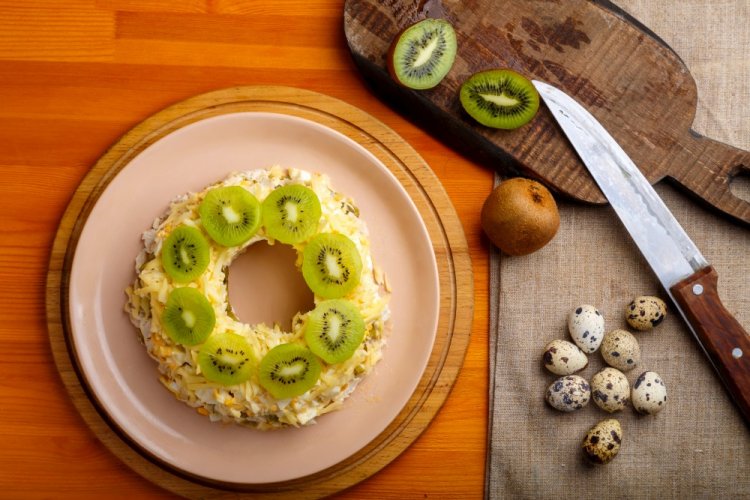 Ensalada en capas con pollo y kiwi
