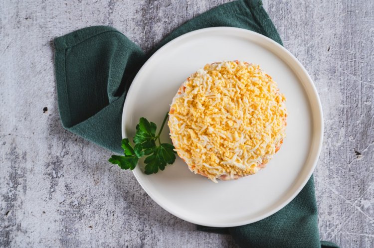 Ensalada en capas con pollo, albaricoques secos y maíz