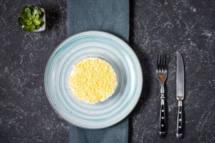Ensalada en capas con calamares y pepinos