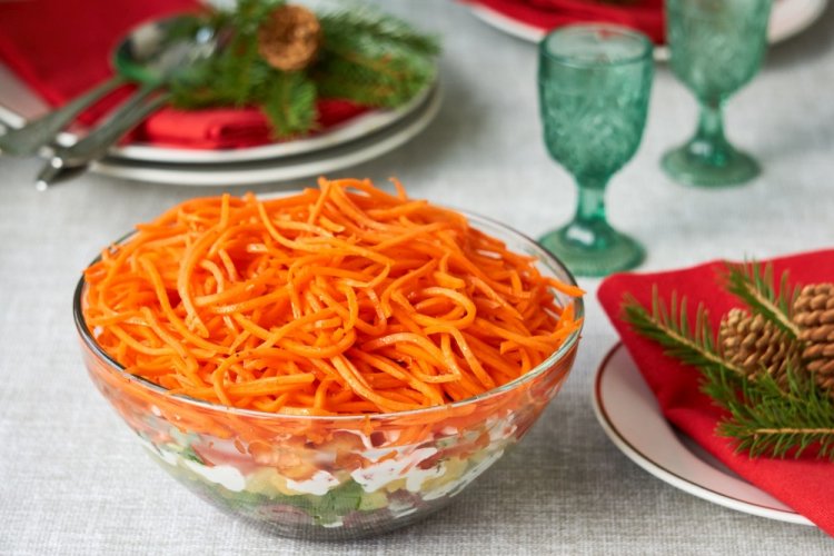 Ensalada en capas con zanahorias coreanas y naranjas