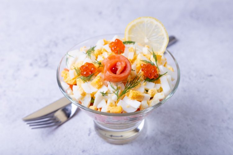 Ensalada en capas con pescado rojo y tomates