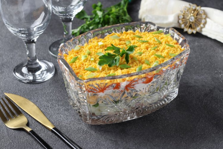 Ensalada en capas «Mimosa» con atún