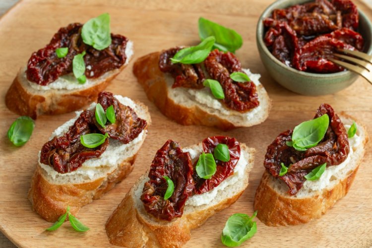 Sandwiches with Cream Cheese and Sun-Dried Tomatoes