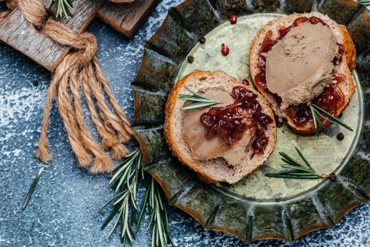 Sandwiches with Liver Pate and Berry Jam