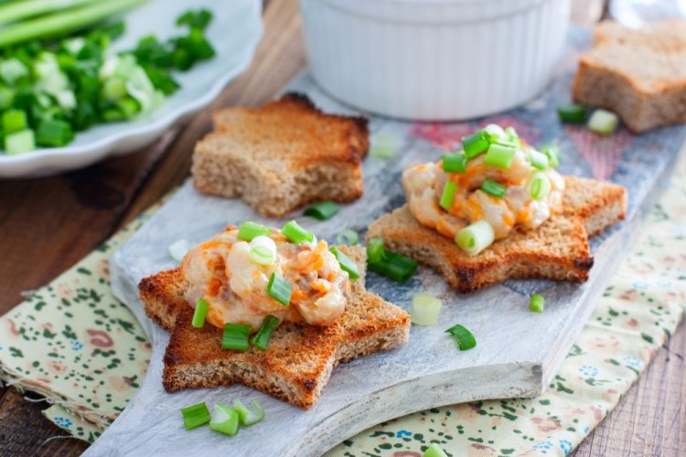Sandwiches with Herring and Carrots