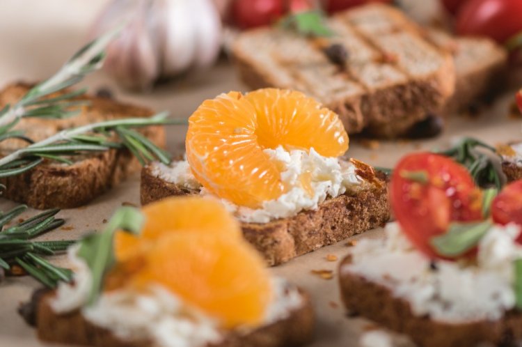 Sandwiches with Cottage Cheese, Tangerines, and Dates
