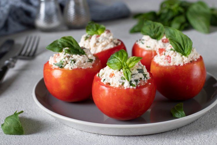 Tomatoes Stuffed with Cottage Cheese and Herbs