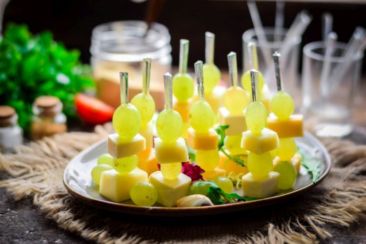 Canapés with Grapes and Cheese