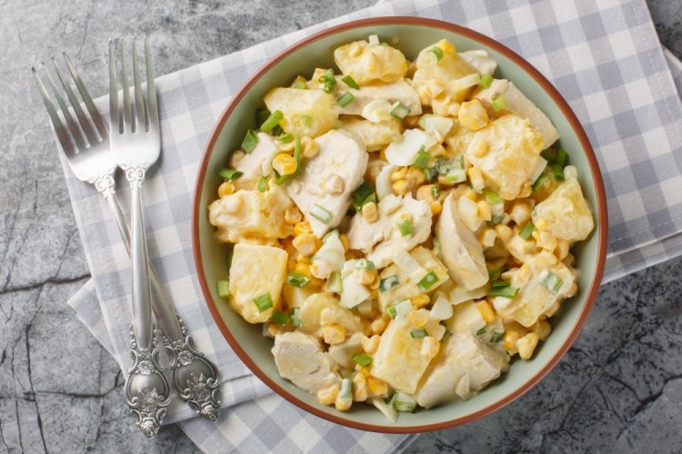 Ensalada de pollo, maíz y piña