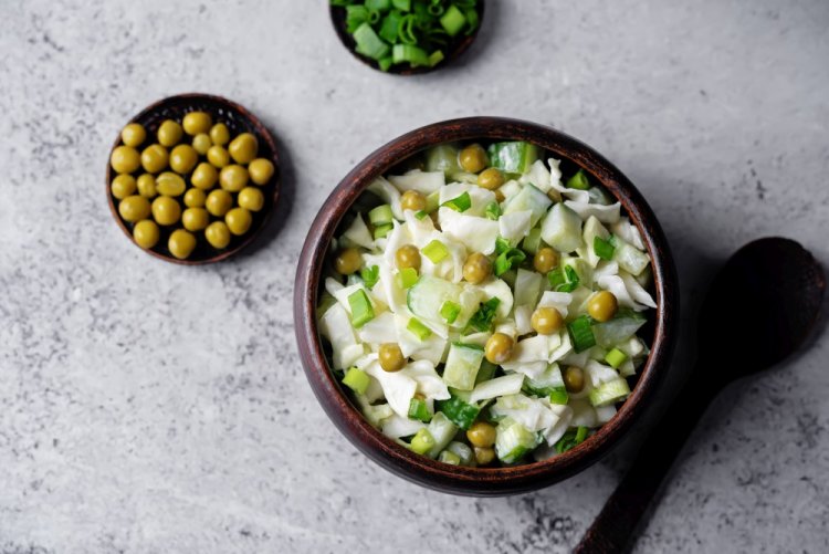 Ensalada de col, pepinos y guisantes verdes