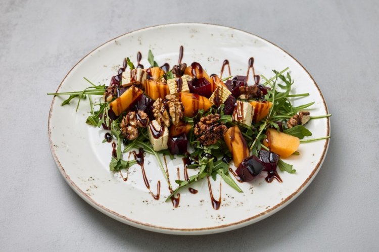 Ensalada de Año Nuevo con pollo, remolacha y caqui