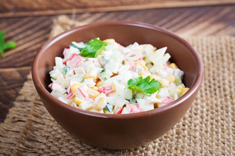Ensalada de palitos de cangrejo y pepino