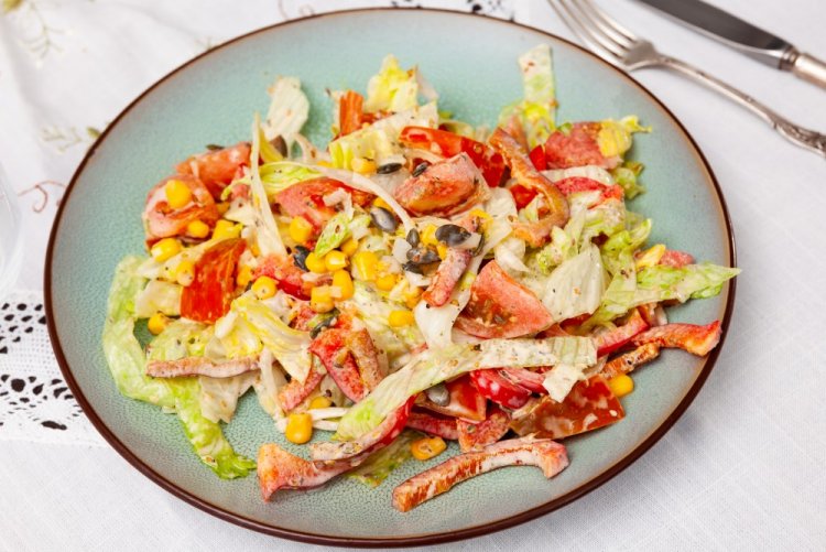 Ensalada de col, tomate y maíz