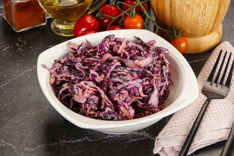 Ensalada de col morada, zanahoria y manzana