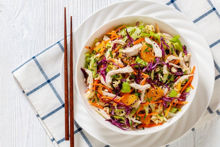 Ensalada de pollo, col china y naranjas