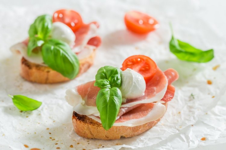 Bruschettas con jamón y mozzarella