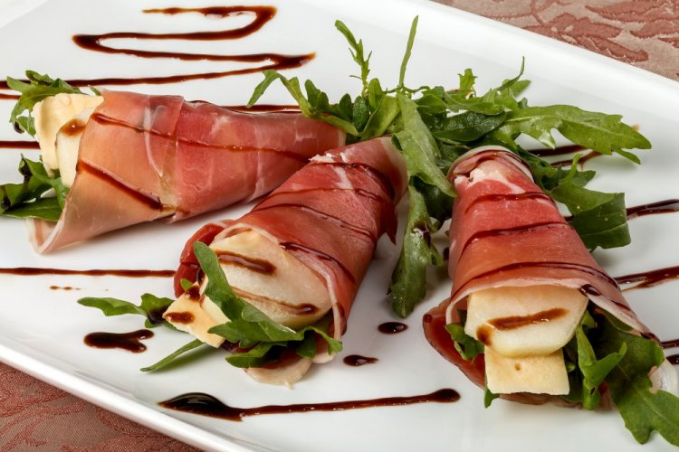 Rollitos con jamón, pera al coñac y queso de cabra