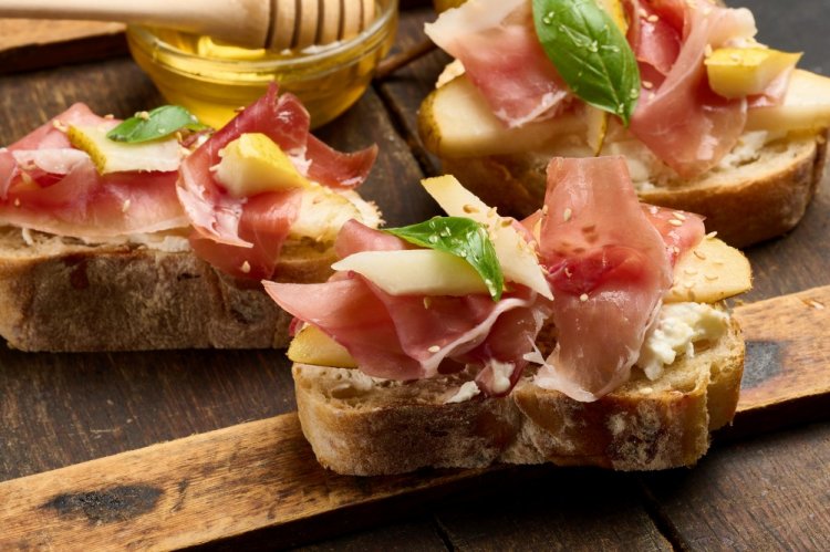 Bruschettas con jamón, pera y gorgonzola
