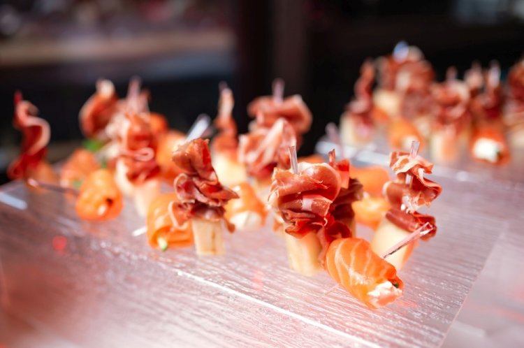 Canapés con jamón y champiñones encurtidos