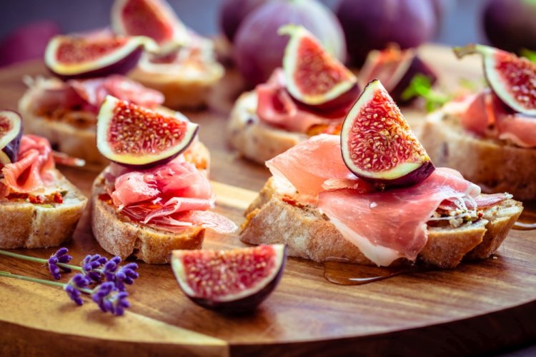 Bruschettas con jamón e higos